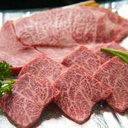 食器はオーナーが窯元へ足を運んでオーダーした有田焼が使われています。美しいサシの入った肉が映えるシックな色や、料理に合わせた遊び心のある形、店名にちなんだ銀色の器など、表情豊かな器が勢揃い。