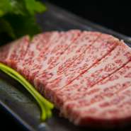 赤身肉の旨みに加え霜降りも多く濃厚な味を堪能できる。最高級の部位。（オーダーカット100g以上から）