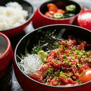 大分の郷土料理「りゅうきゅう」の魚漬けが牛肉にアレンジされた品。ユッケ風の甘ダレに絡めた生肉の上に卵黄が乗っています。3段式の器に肉、ご飯、キムチが入っていて、自分で乗せていただくスタイルです。