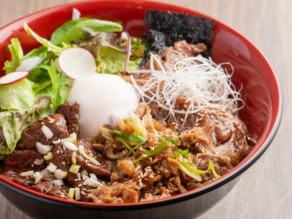 抜群の食べ応え『カルビハラミやきすき3種丼』