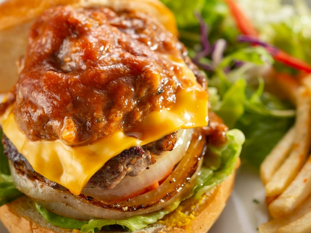 アメリカBBQ定番料理をトッピング。看板メニュー『Mosh burger』