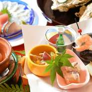 季節を感じる旬の食材を使った、彩り鮮やかな目にも美しい前菜の4種盛合せ。写真は、『松茸の白和え』や『秋野菜の煮こごり』などが盛られた秋の一皿。