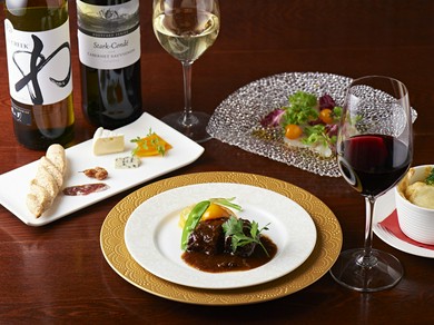 お客様の好みやお料理に合わせて、ソムリエがワインをおすすめ！