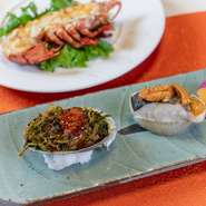 焼物の一例は「鮑の磯焼きと白身魚のうに焼」。磯の香りが際立つ鮑と、バルサミコソースで洋風のアクセントを加えた季節の白身魚を一皿に。