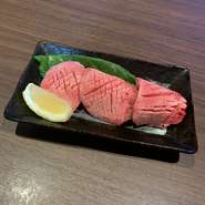 上質な国産和牛の牛タンを、贅沢に1.5cm位の厚切りでいただきます。食べやすく切ってもらうことも可能。牛タン好きは見逃せない美味しさです。