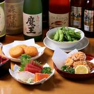チーズが熱々トロトロな『チーズポテトもち』やカラッと揚がった『とり唐揚』、鮮度抜群な『刺身』など、お酒に合うおつまみの一品料理が豊富に揃っています。日本酒は地酒『十王蔵』が人気です。
