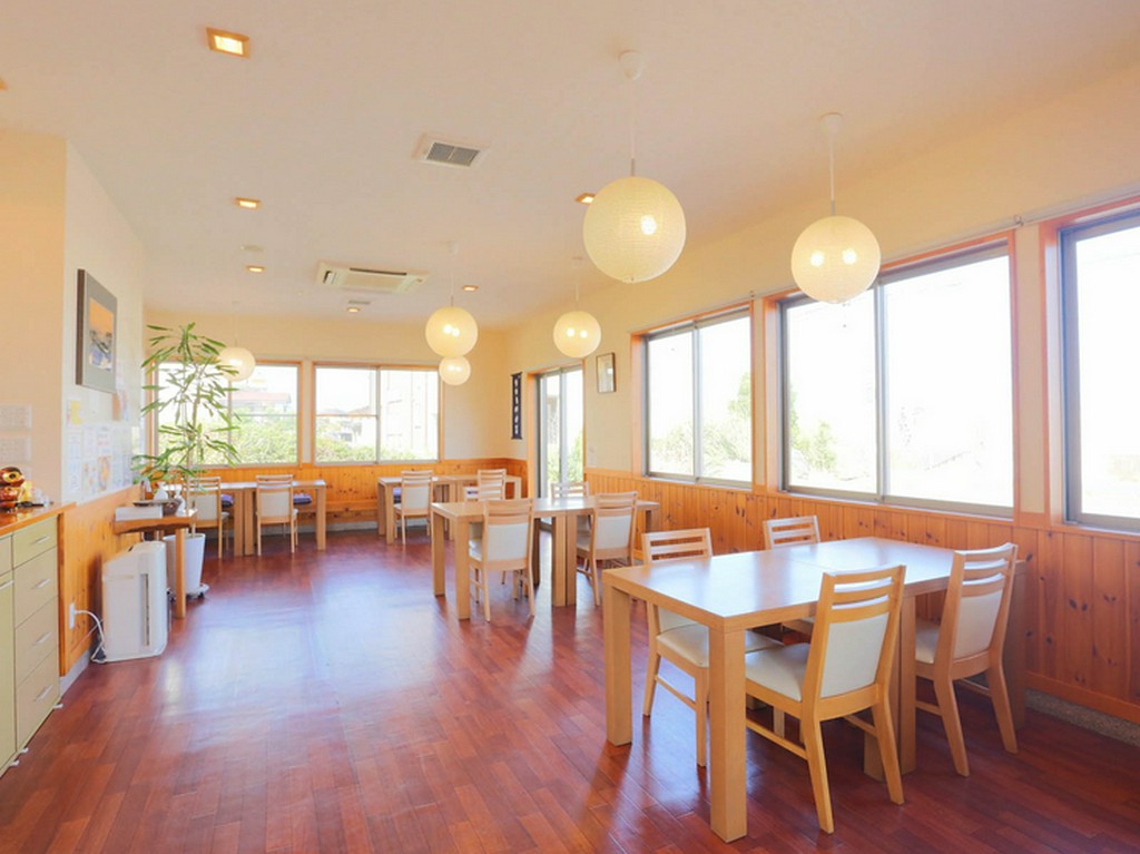 フローリングの店内は窓が広く、明るく開放的