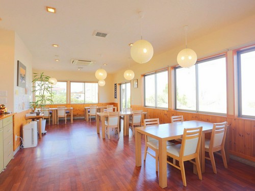 フローリングの店内は窓が広く、明るく開放的