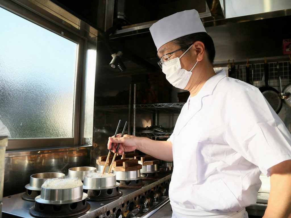 釜めしは昆布とカツオ節でダシを取り、じっくり炊き上げています