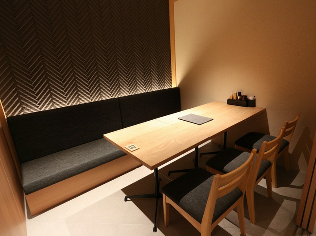 4名から最大20名まで、人数に合わせて使える個室を完備