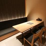 個室が4名用2部屋、6名用2部屋用意されており、人数に合わせて案内してくれます。壁を動かせる個室は、最大20名まで収容できる半個室にアレンジ可能。10名利用なら完全個室として利用できます。