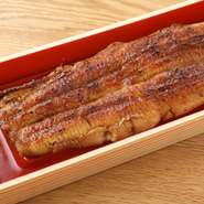 自慢の一本うな重から白焼きまでテイクアウトご用意しております。電話予約も出来ますのでご利用ください。