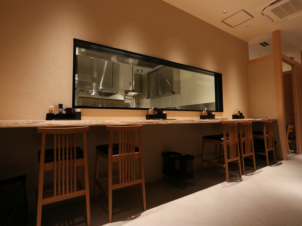 職人技を目の前で見られるカウンターは、お一人様の特等席