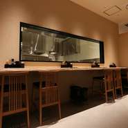 ハイアットセントリック金沢の隣にあり、出張がてら訪れる会社員も少なくありません。一人でも気兼ねなく利用できるカウンター席では、焼き師が焼いているところをライブキッチンで楽しめます。