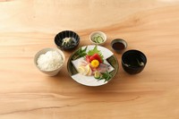 お刺身三種盛り・小鉢・ごはん・吸物・漬物