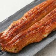 創業より継ぎ足されている秘伝タレを使った【菊川】の一本鰻の蒲焼き