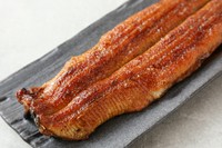 創業より継ぎ足されている秘伝タレを使った【菊川】の一本鰻の蒲焼き