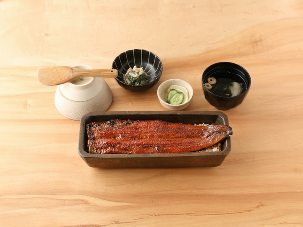 備長炭で旨みを閉じ込めて焼き上げた『蒲焼き一本重』