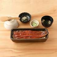 親会社で食品卸業を90年以上営む【株式会社中庄商店】が目利きした確かな鰻を一本まるごと味わえる人気メニュー。外はパリッと、中はフワッ、トロッとした食感がたまりません。
蒲焼き一本重・小鉢・肝吸い・漬物