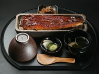 備長炭で旨みを閉じ込めて焼き上げた『蒲焼き一本重』