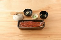 備長炭で旨みを閉じ込めて焼き上げた『蒲焼き一本重』