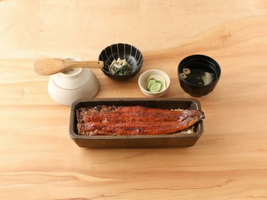 備長炭で旨みを閉じ込めて焼き上げた『蒲焼き一本重』