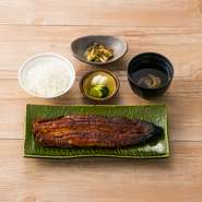 蒲焼き一本・小鉢・ごはん・肝吸い・漬物