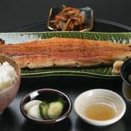 大きめサイズの鰻を一本丸ごと備長炭で、素材の個性が出る白焼きにし、特注の信楽焼の器で提供。職人技で脂の旨みを身の中に閉じ込めて、表面はパリッと仕上げてあります。
白焼き一本・小鉢・ごはん・肝吸い・漬物