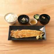 大きめサイズの鰻を一本丸ごと備長炭で、素材の個性が出る白焼きにし、特注の信楽焼の器で提供。職人技で脂の旨みを身の中に閉じ込めて、表面はパリッと仕上げてあります。
白焼き一本・小鉢・ごはん・肝吸い・漬物