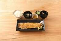 旨みのある鰻の脂を楽しめる『白焼き一本定』