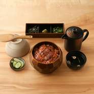 丸々一匹の鰻を使った逸品。頭と尻尾で違う脂ののりを堪能できます。まずはそのまま、次に薬味を乗せて、そして最後はお茶漬けで、と三度のおいしさを楽しめる名古屋メシの代表格。
ひつまぶし・吸物・漬物・薬味