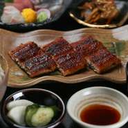 蒲焼き・お刺身三種盛り・小鉢・ごはん・吸物・漬物