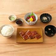 蒲焼き・お刺身三種盛り・小鉢・ごはん・吸物・漬物