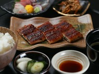 蒲焼き・お刺身三種盛り・小鉢・ごはん・吸物・漬物
