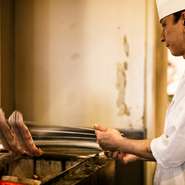 注文が入ってから焼きはじめ、ゲストに焼きたての鰻を提供