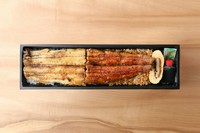 蒲焼きと白焼きを半分ずつ味わうことが出来る新メニューが、今だけお買い求めになれます。
※現在うまきはつきません。