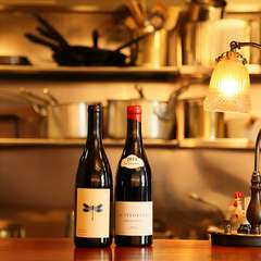 洗練された大人の空間で、2人の記念日をワインでお祝い