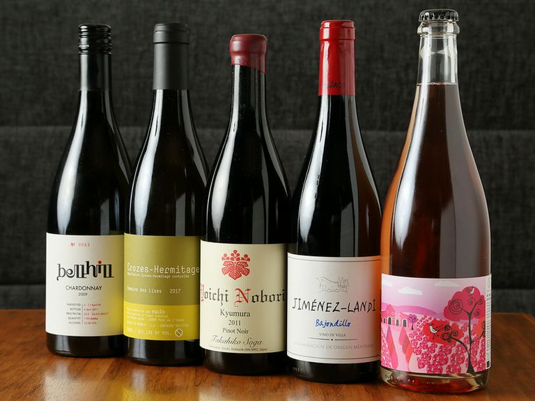 スペイン料理と相性の良い、ワインやシェリー酒を豊富に用意