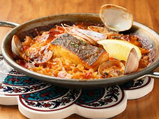 市場から直接仕入れる魚介をふんだんに『本日の魚介のパエリア』