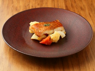 定期的に四季折々の旬の魚介類を仕入れ。自らの目で見て厳選