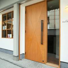 都会の喧騒を忘れてしまう、暖色照明が灯る大人の隠れ家