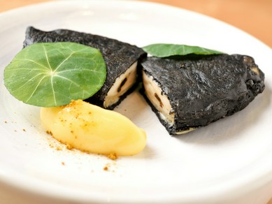 サクッとした黒い衣に牡蠣の旨みが凝縮された『播磨の牡蠣のベニエ　マドラス薫るソース』