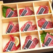 「赤身肉の食べ比べ」もできる『本日の赤身牛9種箱盛（2枚ずつ）』