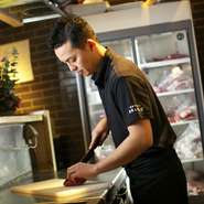 「料理の味を追求することはもちろん“目に見えないサービス”に力を入れています」と語る沢田氏。店内の様子に常に気を配り、ゲストが快適な時間を過ごせるよう、細やかな配慮でもてなしてくれます。