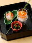 天ぷらを食べる前に供されるお酒のアテ。一定のサイクルで内容が変わります。
※写真は、『鯛の昆布締め』・『イクラのおろし和え』・『ほうれん草のお浸しのばちこ和え』