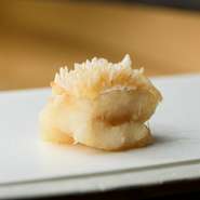皮付きの甘鯛を天ぷらに。身の部分はふっくら柔らかな食感で、素材の甘みをしっかり満喫できます。皮目は対照的で、鱗がパリパリと小気味良い歯ごたえ。一口で異なる食感・食味を同時に味わえる逸品です。