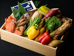 地物の旬食材に加え、全国の珍しい野菜を使用