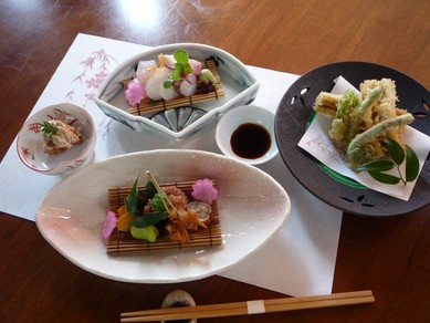 落ち着いた空間で会食をお楽しみ下さい