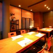 横並びのテーブル２席で11名様迄ご利用頂けます。
１席で6名様も対応できます。6名様～飲み放題プランもございます。ご要望で貸切対応もできます（応相談）