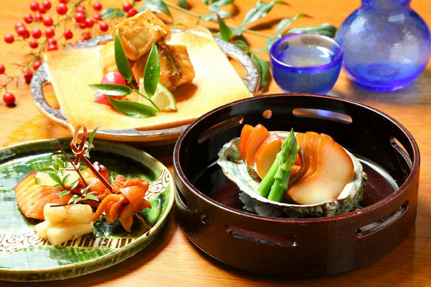 細部にまで手をかけた、繊細な匠の技が光る日本料理の世界に陶酔